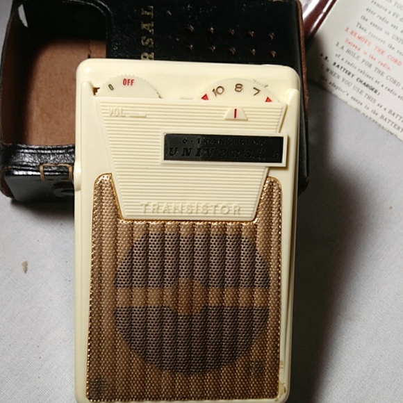 Universal 6 Transistor Eliminator Radio With Leather Case - Picture 2 of 7
